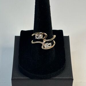 18k yellow gold-plated wavy ring with white CZ stones